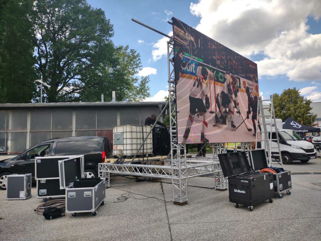 Ein Bild unseres LED Wand Trailers aus Unilumin URMIII 03 BF Outdoor Modulen auf der Mary Jane Messe in Berlin