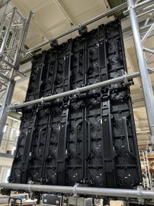 Seitliches Bild der Rückseite einer LED-Wand