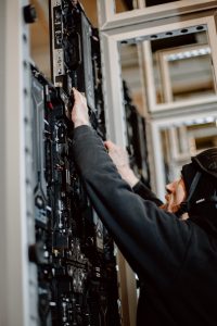 Ein Mitarbeiter von audio+frames wärhend der Montage des LED Wand